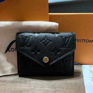 selling a brand new authentic Louis Vuitton wallet